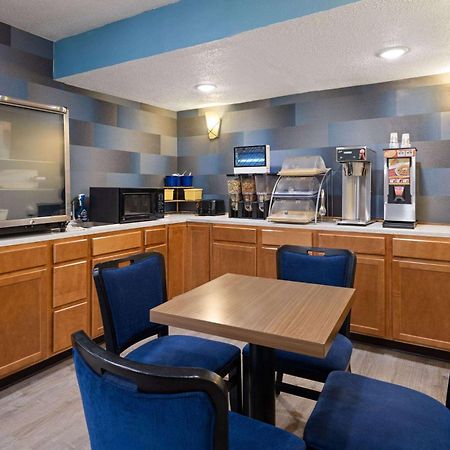 Days Inn & Suites By Wyndham Kokomo Exterior photo