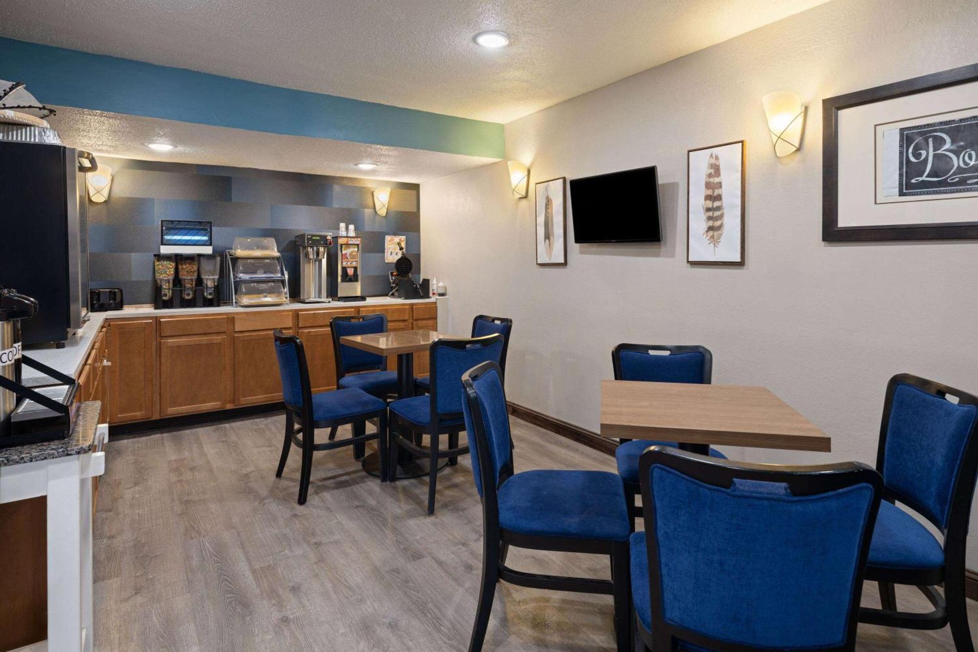 Days Inn & Suites By Wyndham Kokomo Exterior photo
