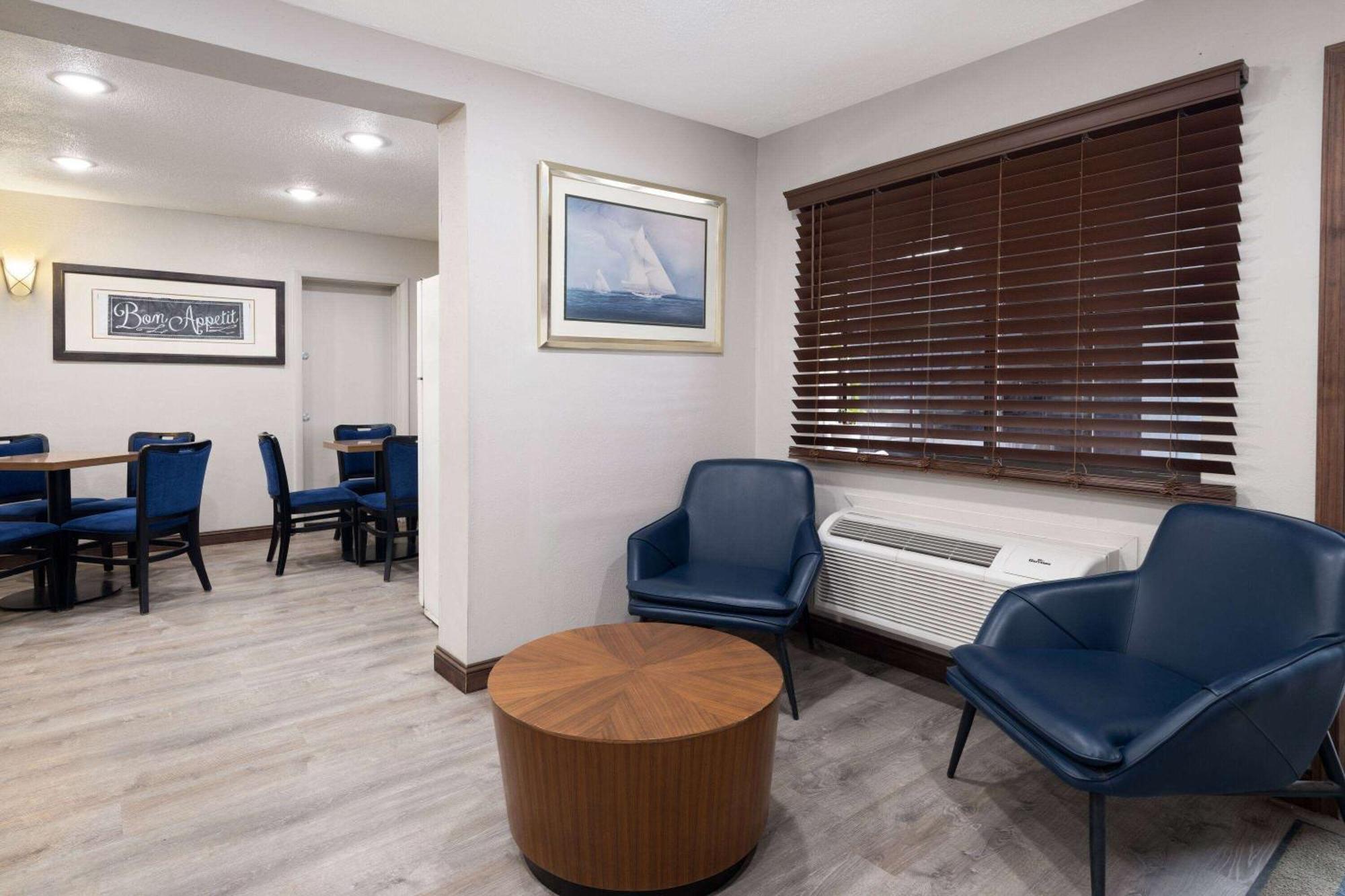 Days Inn & Suites By Wyndham Kokomo Exterior photo