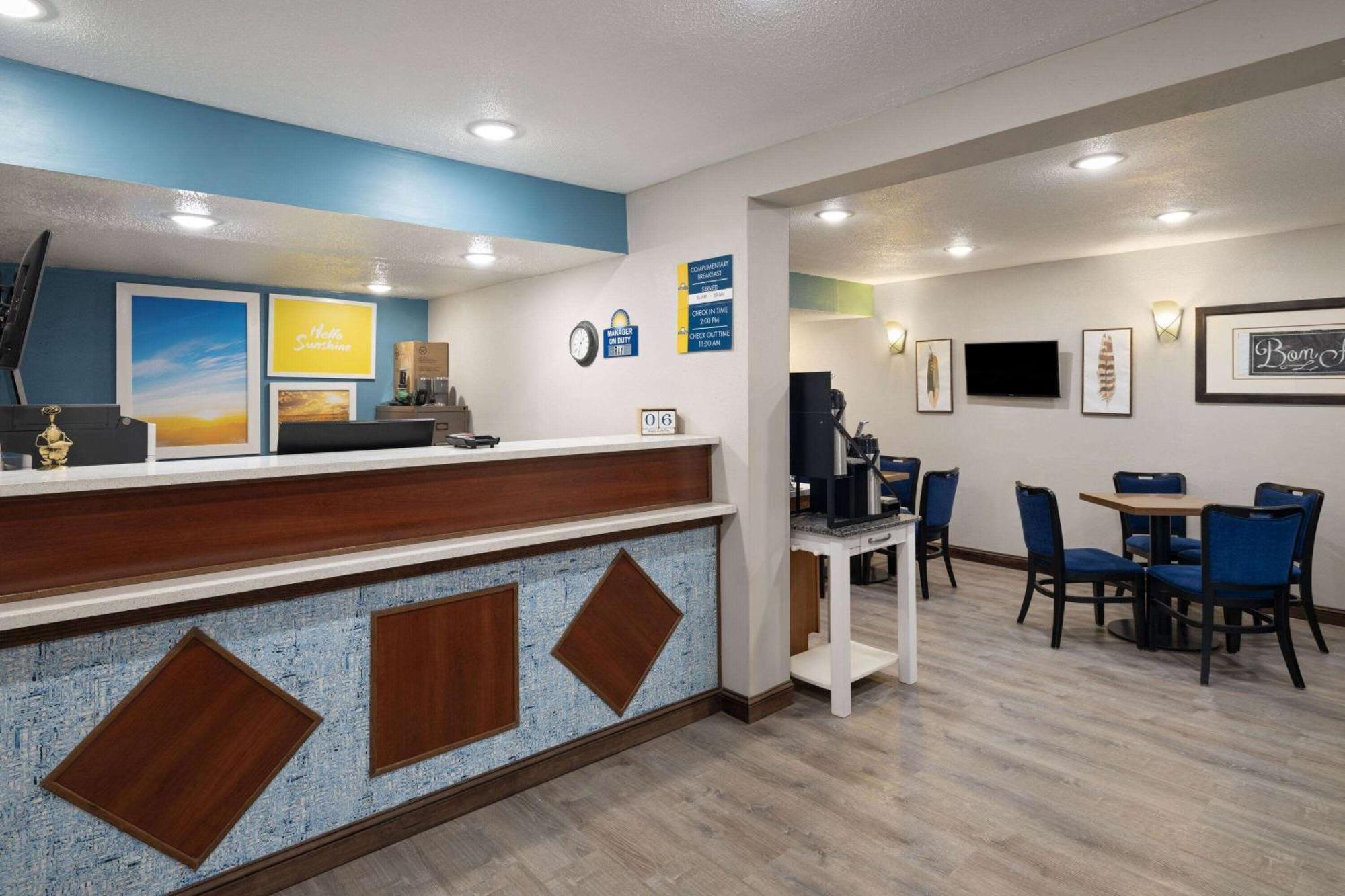Days Inn & Suites By Wyndham Kokomo Exterior photo